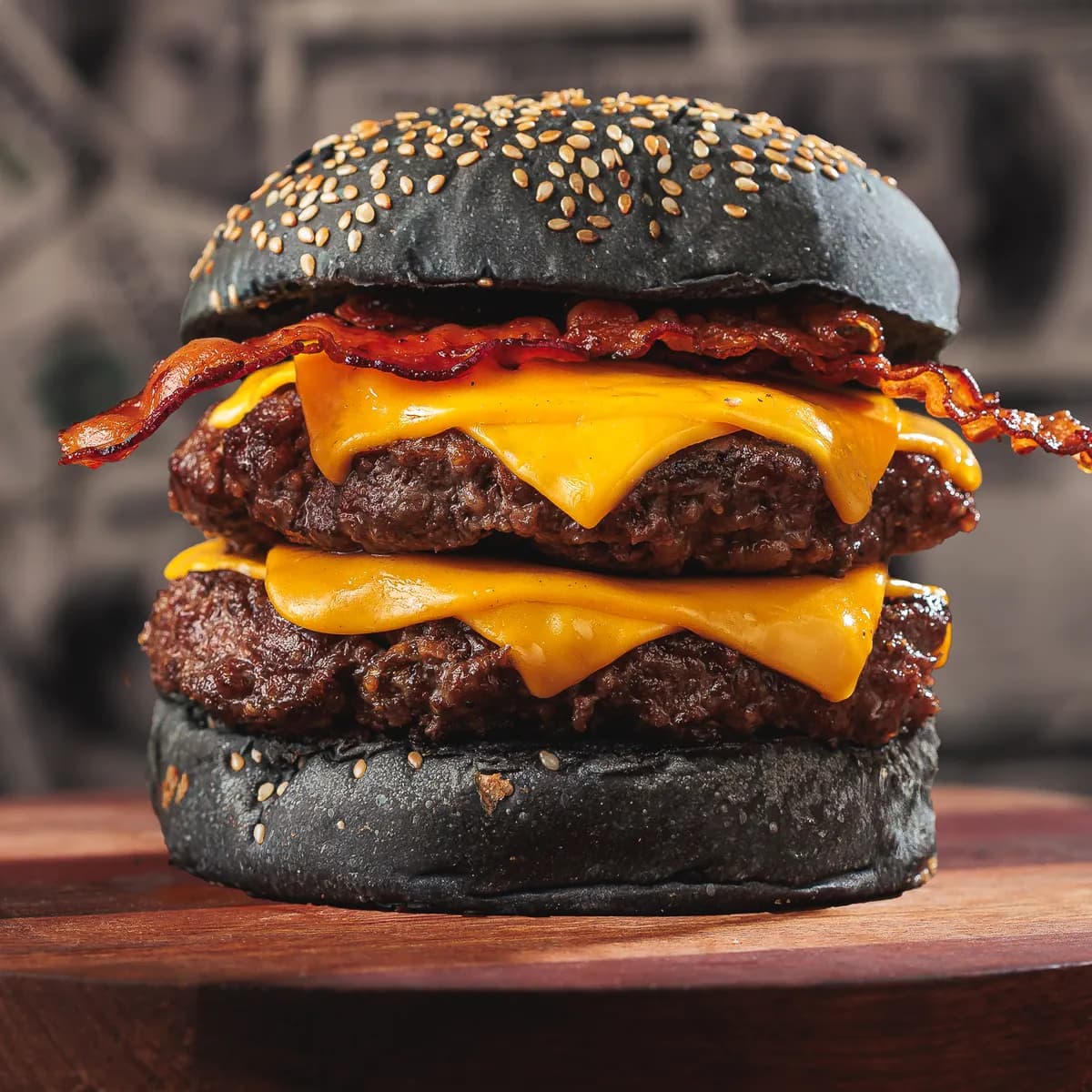 Juros Compostos: burger de pão preto com dois blends, cheddar duplo e bacon